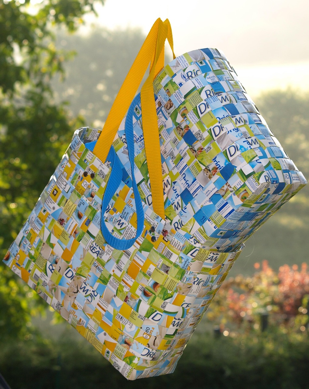 Upcycling Textil Corporativo: Transforma Envases Complejos en Productos de Valor